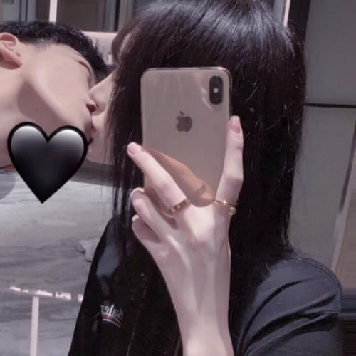 QQ couple avatars domineering and loving kiss