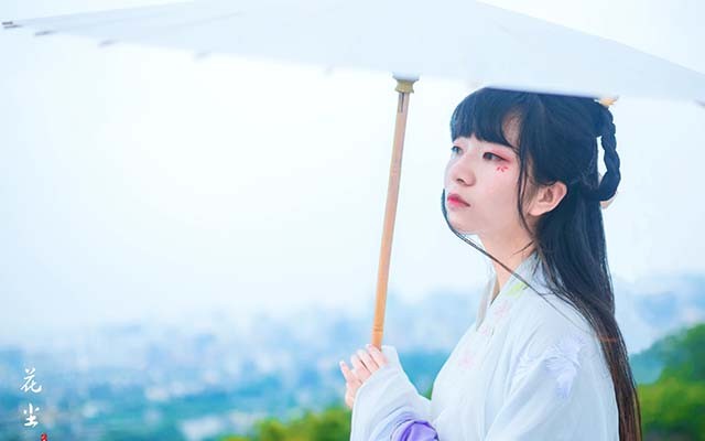 Pictures of beauties in ancient costumes holding umbrellas are fresh and fresh, pictures of beautiful beauties in ancient costumes holding umbrellas in real life
