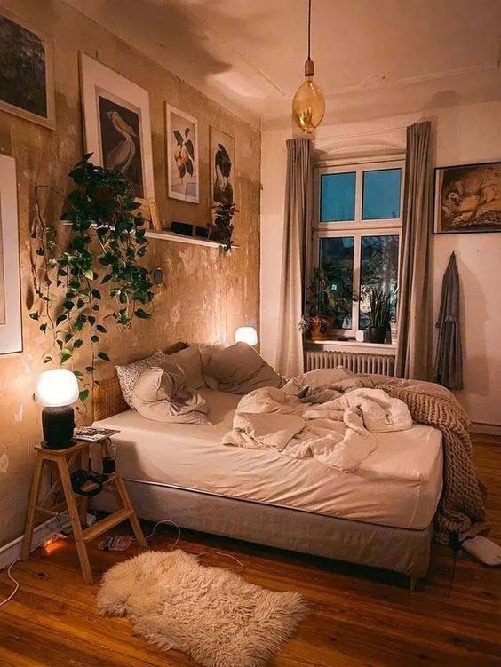 The picture of the cozy small bedroom is simple. A girls single apartment can still be laid out like this
