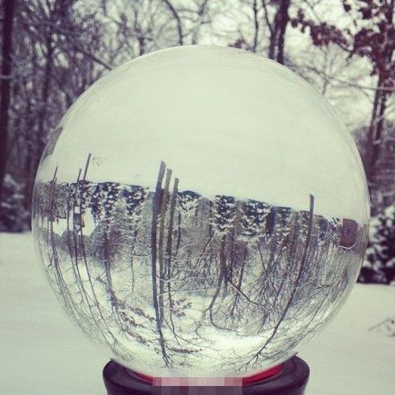 The world reflected in the crystal ball, beautiful artistic conception pictures