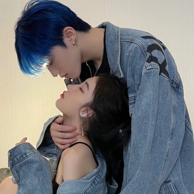 Warm color double sweet couple avatar picture