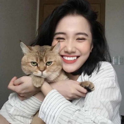 女生抱猫咪头像可爱好看