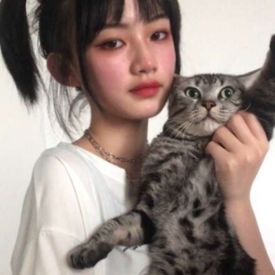 女生抱猫咪头像可爱好看