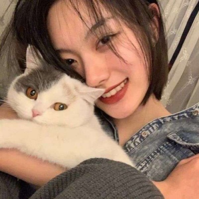 女生抱猫咪头像可爱好看