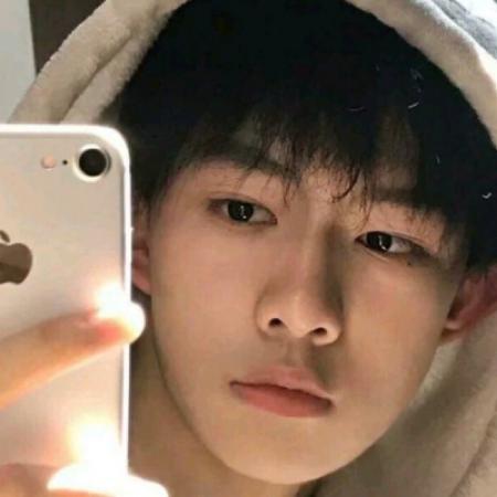 Boy's mobile phone covers QQ avatar domineeringly