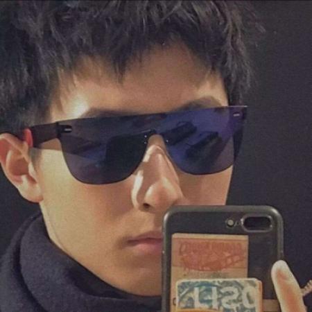 The avatar of a boy in sunglasses is handsome, cold and domineering