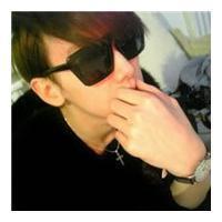 QQ avatar picture of a boy wearing glasses with words