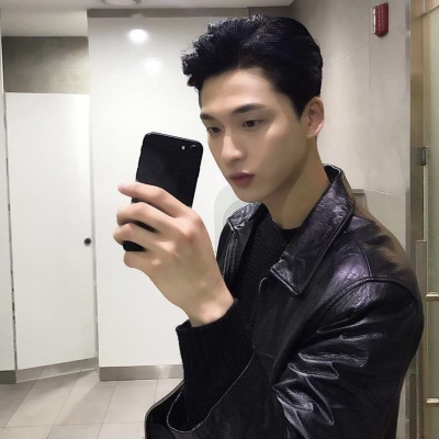 Male avatar taking selfie with iPhone