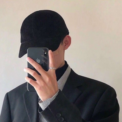 Boy's avatar is domineering with real person mobile phone covering his face