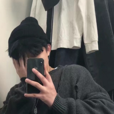 Boy's avatar is domineering with real person mobile phone covering his face