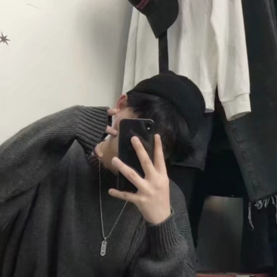 Boy's avatar is domineering with real person mobile phone covering his face