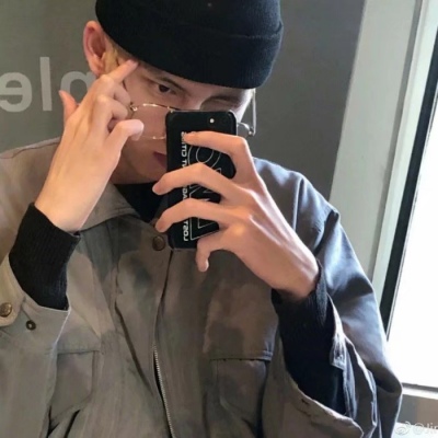 Boy's avatar is domineering with real person mobile phone covering his face