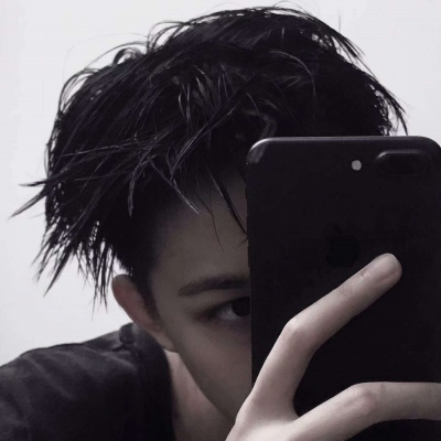 Boy's avatar is domineering with real person mobile phone covering his face