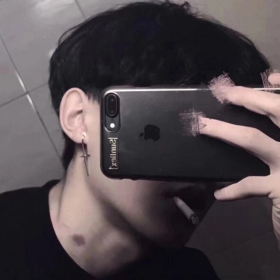 Boy's avatar is domineering with real person mobile phone covering his face