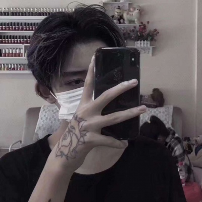 Boy's avatar is domineering with real person mobile phone covering his face