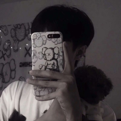 Boy's avatar is domineering with real person mobile phone covering his face