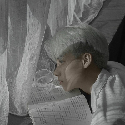 High-definition pictures of white-haired and sad literary and cold-blooded men