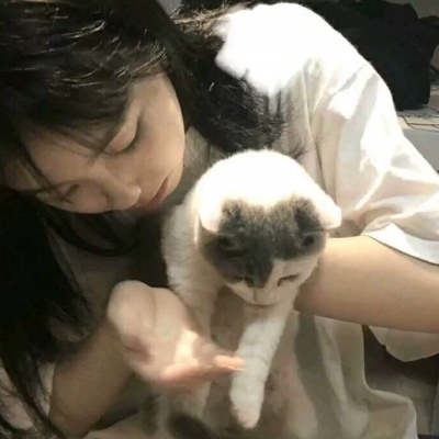 高清有爱的少女和猫咪头像图片