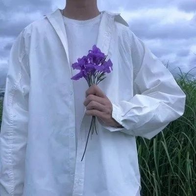 High-definition literary and artistic half-length picture of a man's head holding a flower