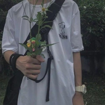 High-definition literary and artistic half-length picture of a man's head holding a flower