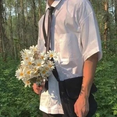 High-definition literary and artistic half-length picture of a man's head holding a flower