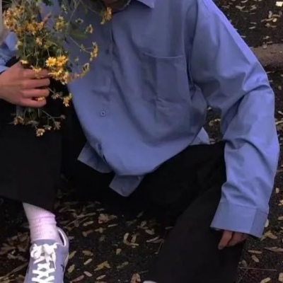 High-definition literary and artistic half-length picture of a man's head holding a flower