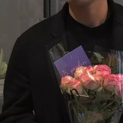 High-definition literary and artistic half-length picture of a man's head holding a flower