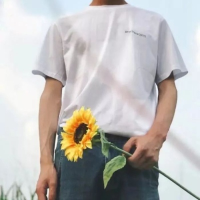 High-definition literary and artistic half-length picture of a man's head holding a flower