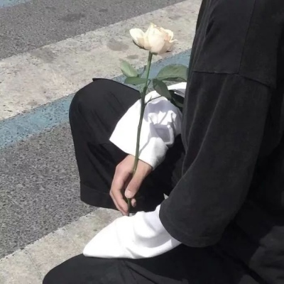 High-definition literary and artistic half-length picture of a man's head holding a flower