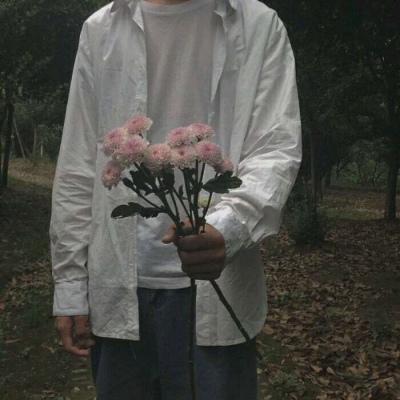 High-definition literary and artistic half-length picture of a man's head holding a flower