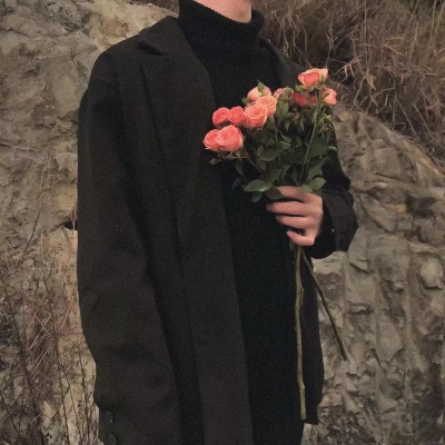 High-definition literary and artistic half-body pictures of boys holding flowers