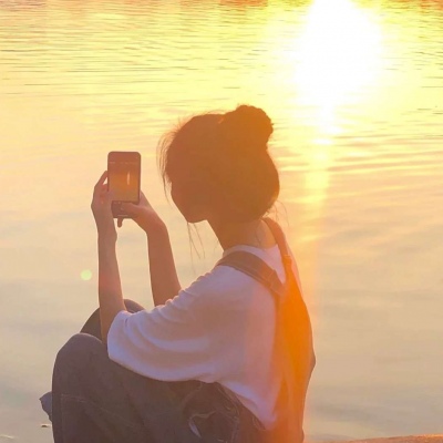 高清唯美背景为夕阳的女生头像图片