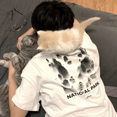 QQ boy's avatar holding small animals