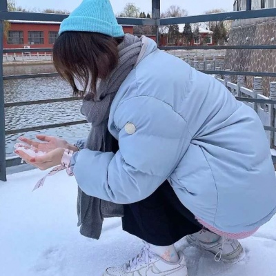 高清带雪花的头像女生人物图片