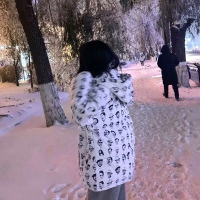 高清带雪花的头像女生人物图片