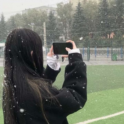 高清带雪花的头像女生人物图片