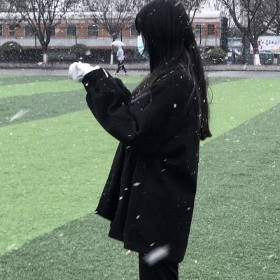 高清带雪花的头像女生人物图片