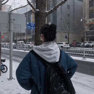 高清带雪花的头像女生人物图片