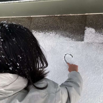 高清带雪花的头像女生人物图片