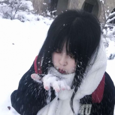 高清带雪花的头像女生人物图片