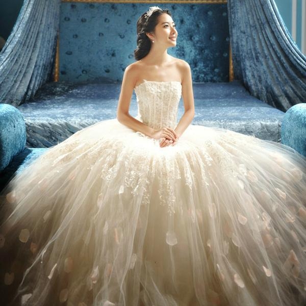 A wedding dress can make every girl a princess. Do you want to complete your princess