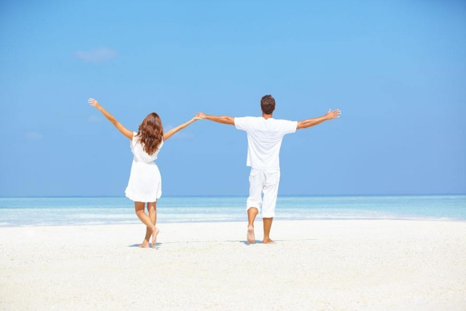 Sweet back view holding hands pictures at the beach