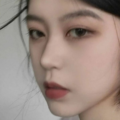 Good-looking real-life high-quality social pictures of female heads
