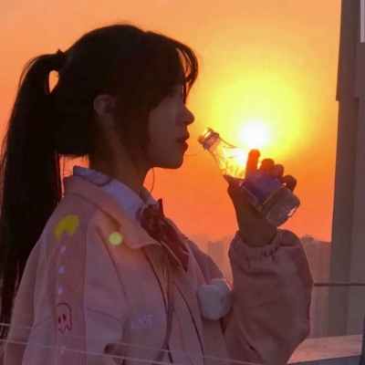 High-definition beautiful and super beautiful sunset girl avatar picture