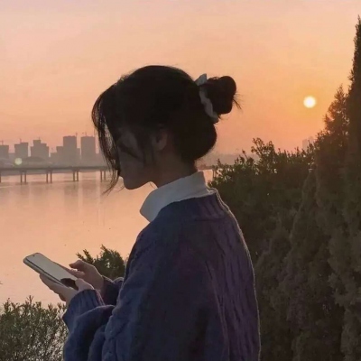 High-definition beautiful and super beautiful sunset girl avatar picture