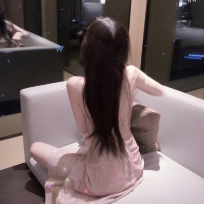 High-definition girl avatar, fairy-like, faceless back view picture