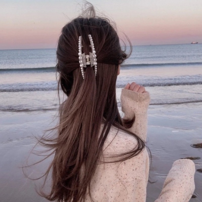 High-definition girl avatar, fairy-like, faceless back view picture