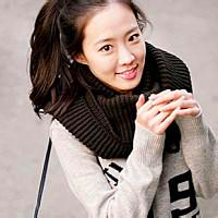 Avatar picture of beautiful girl wearing scarf in winter