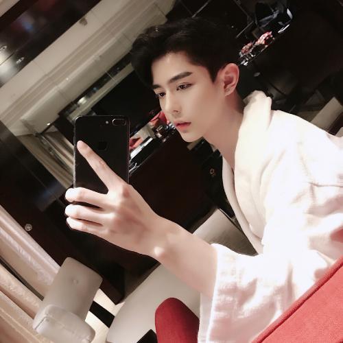 The noble and elegant handsome guy's avatar is pretty good for Weibo, QQ and WeChat.