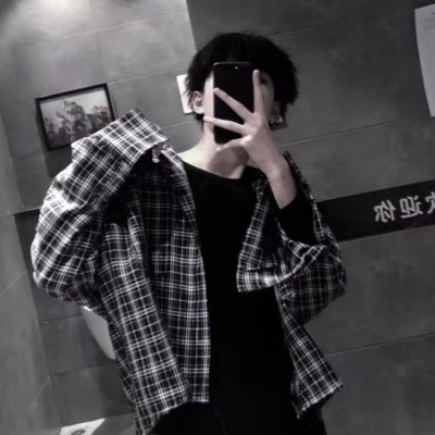 The avatar of a boy covering his face with a mobile phone is handsome, aloof and very fashionable